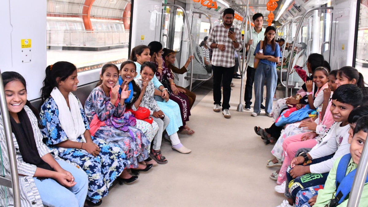 कानपुर मेट्रो: पर्यावरण दिवस पर एनजीओ से आए बच्चों ने चित्र बनाकर दिया पर्यावरण संरक्षण का संदेश…