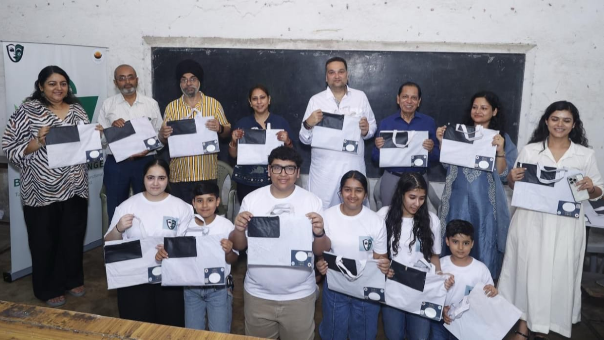 दिव्यांग डेवलपमेंट सोसाइटी ने छात्रों को बांटे स्कूल बैगस्कूल बैग पाकर खिले छात्रों के चेहरे|
