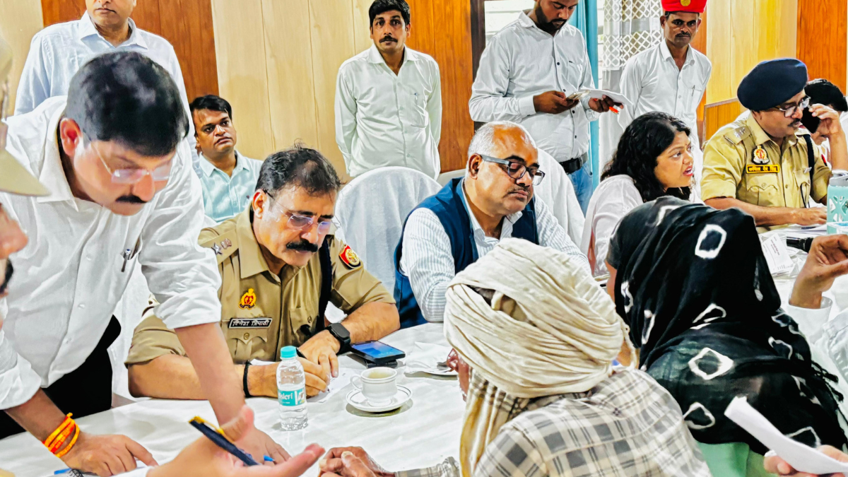तहसील दिवस पर डीएम व डीसीपी वेस्ट ने सुनीं समस्यायें