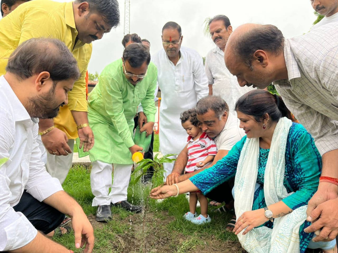 भाजपा ने कानपुर में ‘एक पेड़ माँ के नाम’ अभियान का शुभारंभ किया | 262 बूथों पर वृक्षारोपण | दीनार टाइम्स