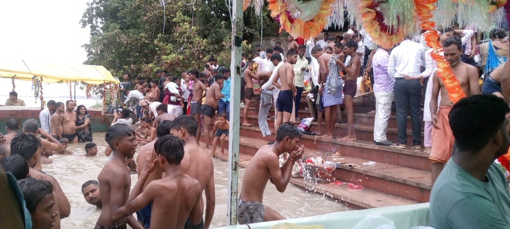 उन्नाव में गुरु पूर्णिमा पर श्रद्धालुओं ने लगाई आस्था की डुबकी | गंगा घाटों पर भारी भीड़ | दीनार टाइम्स